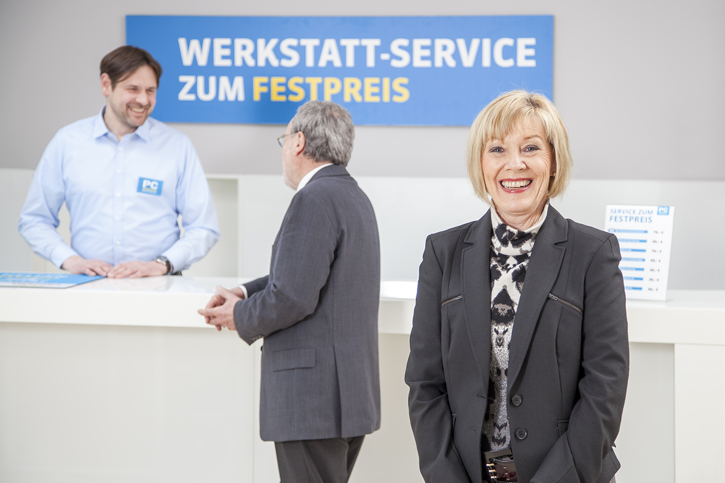 Businessfotografie Bielefeld – IT-Service Businessfotografie in Bielefeld – IT-Spezialist unterstützt Kund:innen bei technischen Geräten