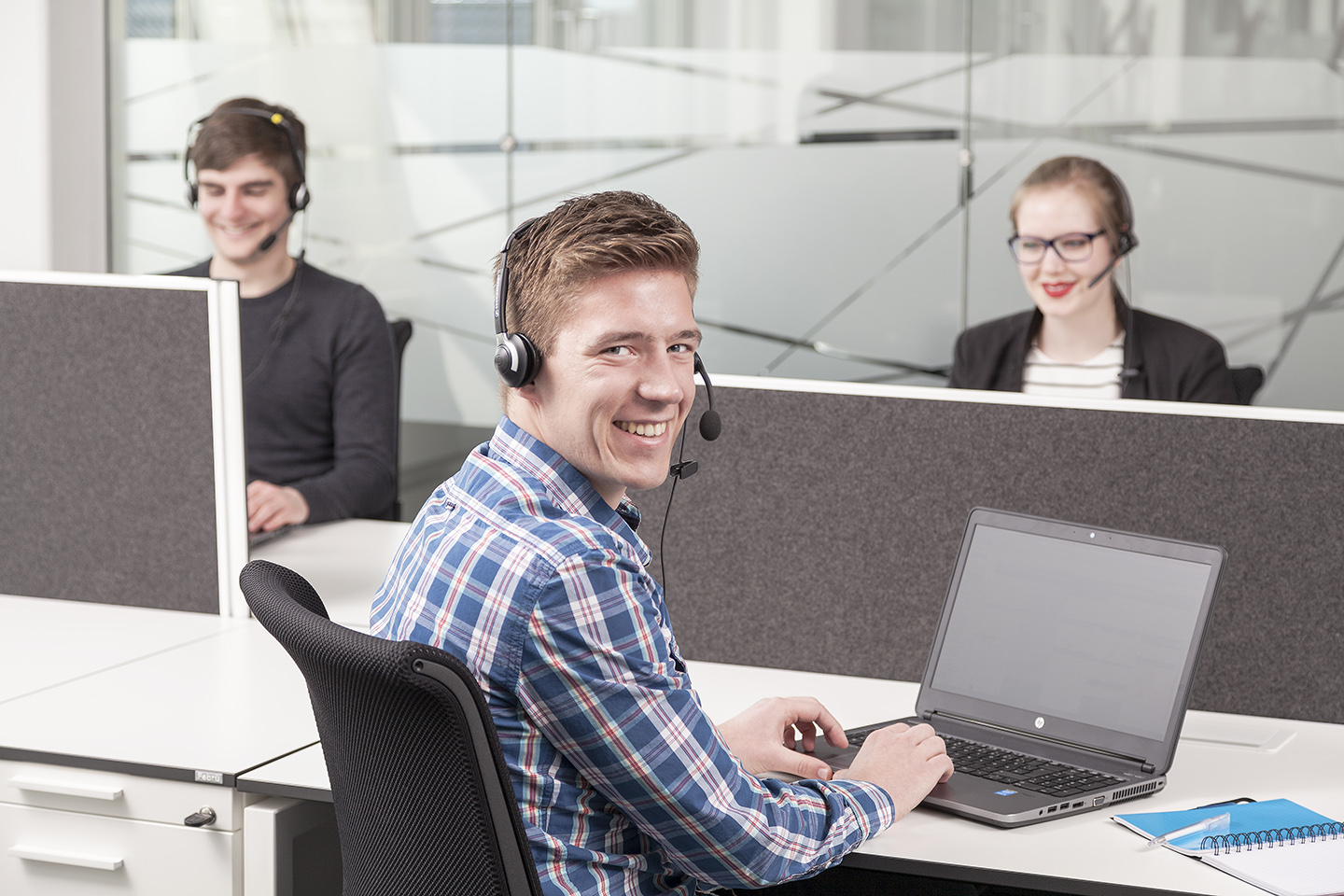 Businessfotografie Bielefeld – IT-Service Businessfotografie in Bielefeld – IT-Spezialist unterstützt Kund:innen bei technischen Geräten