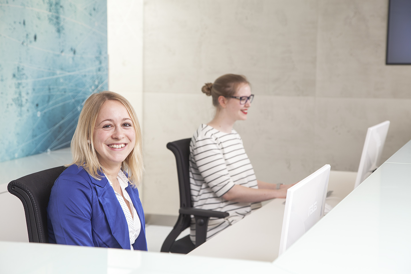 Businessfotografie Bielefeld – IT-Service Businessfotografie in Bielefeld – IT-Spezialist unterstützt Kund:innen bei technischen Geräten