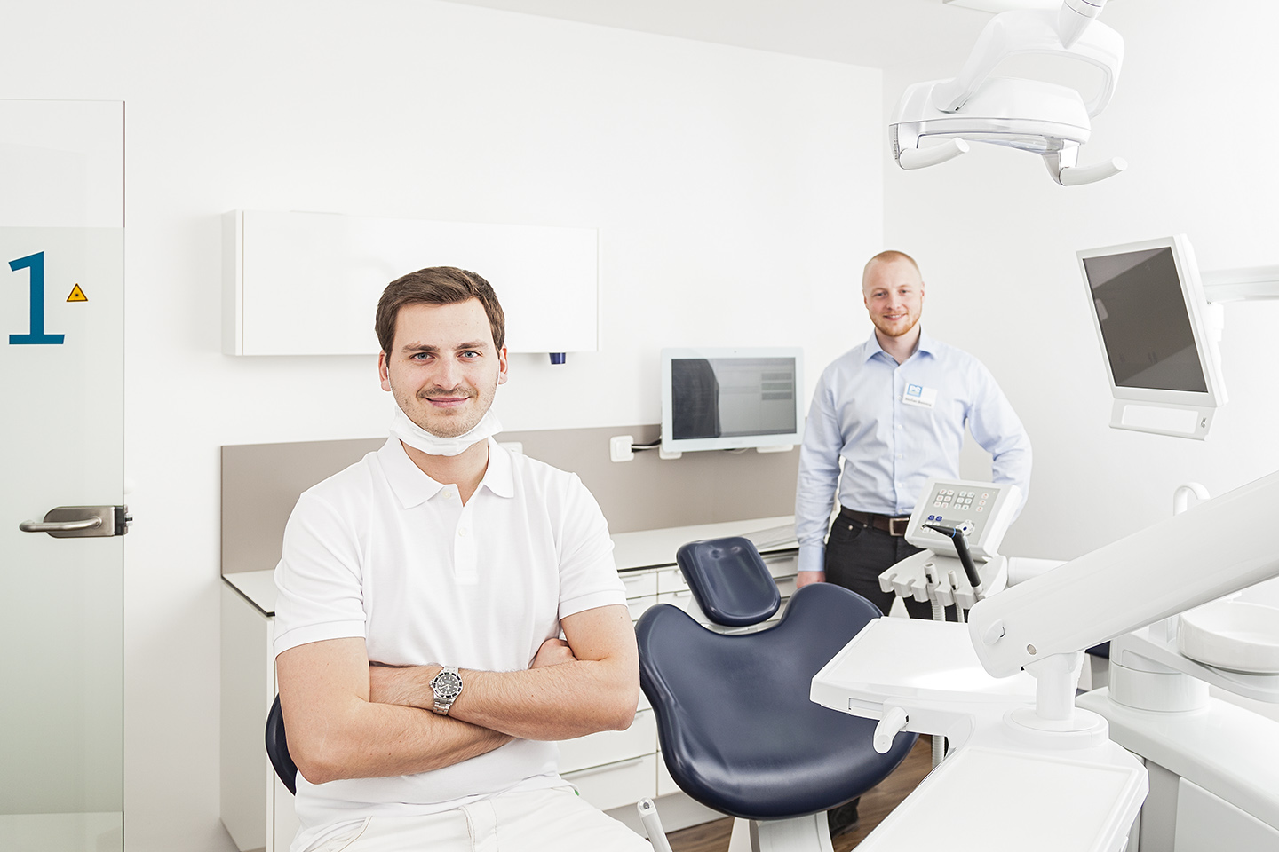 Businessfotografie Bielefeld – IT-Service Businessfotografie in Bielefeld – IT-Spezialist unterstützt Kund:innen bei technischen Geräten