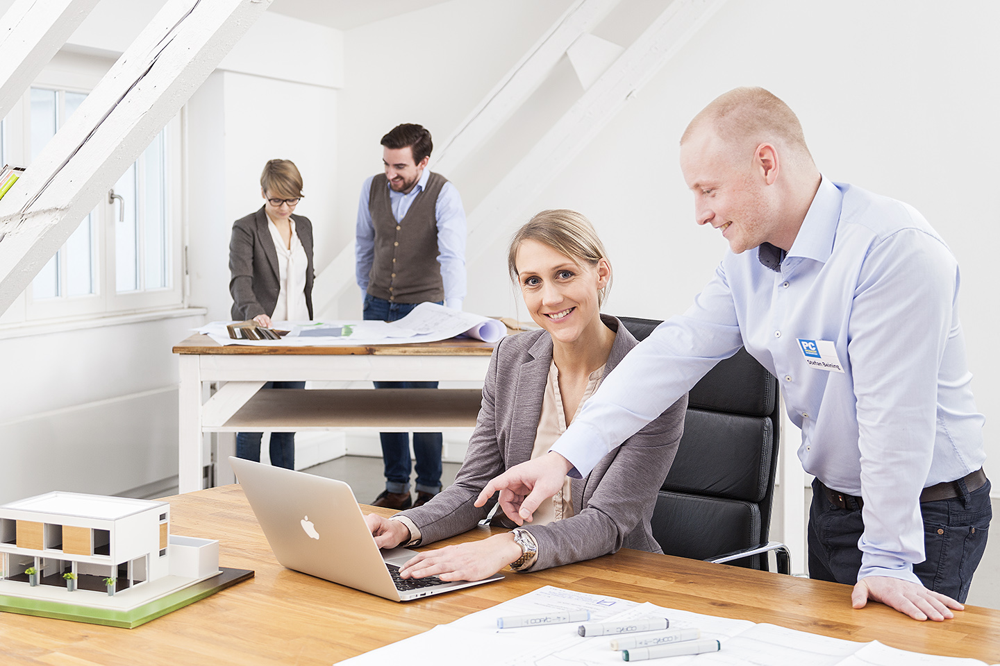 Businessfotografie Bielefeld – IT-Service Businessfotografie in Bielefeld – IT-Spezialist unterstützt Kund:innen bei technischen Geräten