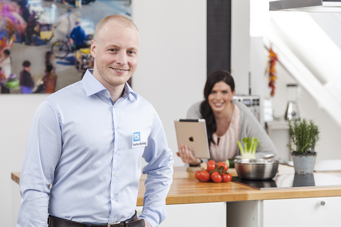 Businessfotografie Bielefeld – IT-Service Businessfotografie in Bielefeld – IT-Spezialist unterstützt Kund:innen bei technischen Geräten