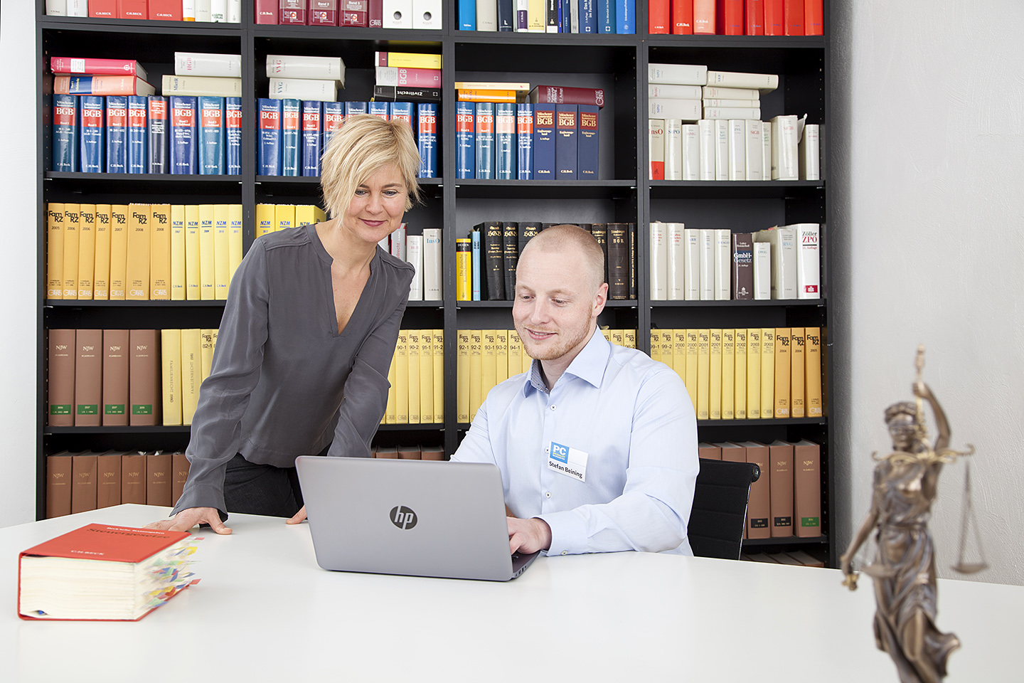 Businessfotografie Bielefeld – IT-Service Businessfotografie in Bielefeld – IT-Spezialist unterstützt Kund:innen bei technischen Geräten