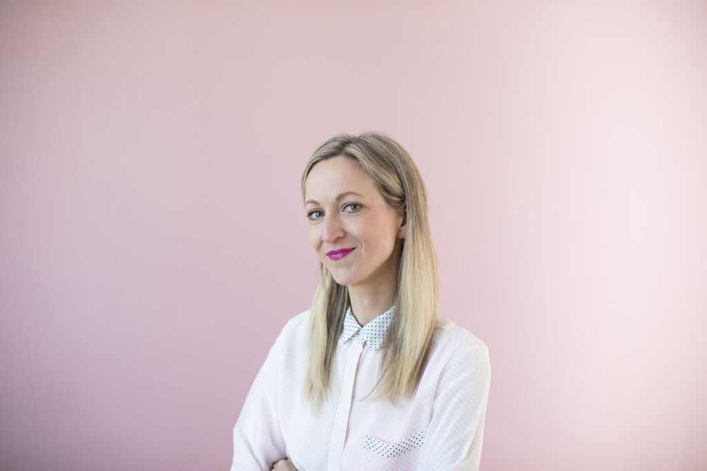 Kreatives Portrait einer Designerin im Studio mit Fokus auf Persönlichkeit und Stil