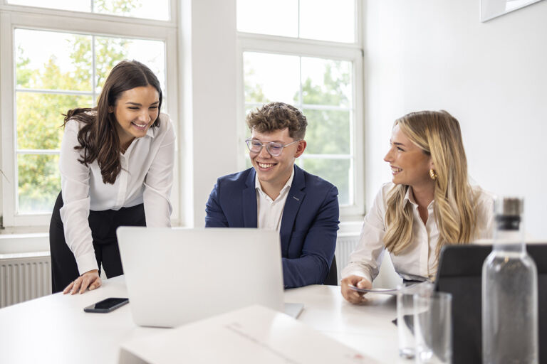 Simulierte Arbeitsszene: Beraterteam in Herford diskutiert Strategien